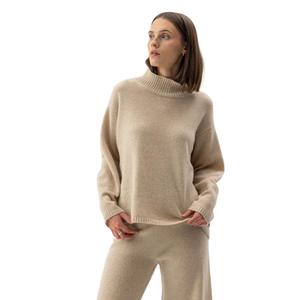 a32404-710-damski-sweter-z-golfem-holebrook-veronika-piasek